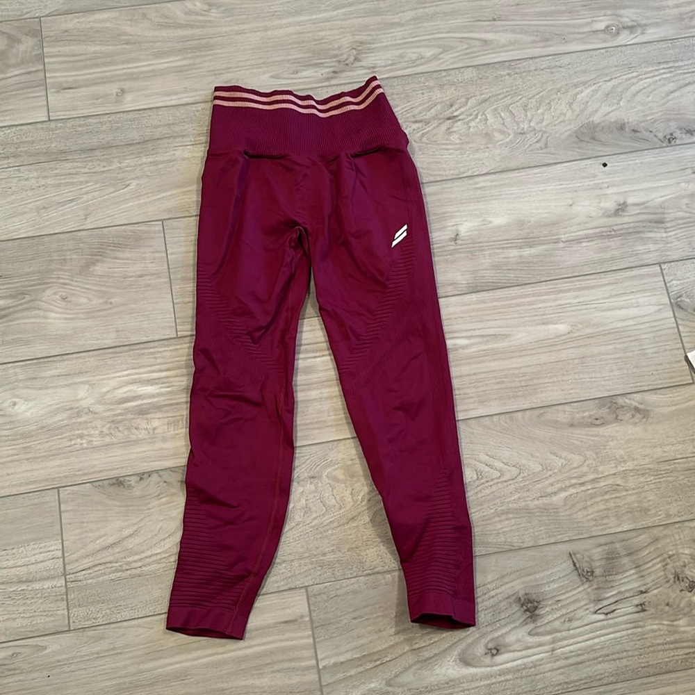Do you even butt scrunch leggings in maroon